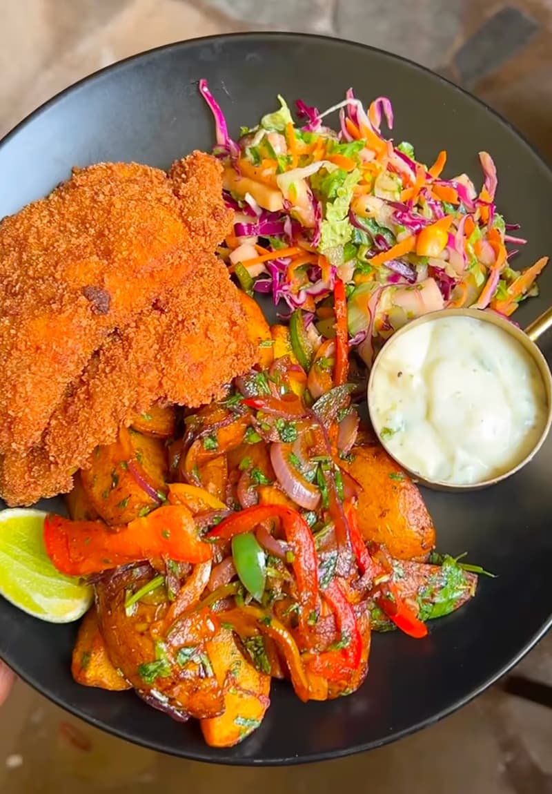 Crispy chicken with slaw, potatoes and dip