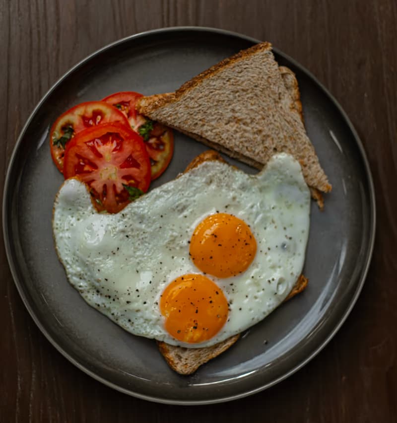 Fried eggs, tomato and toast